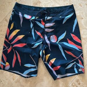 billabong size 29 board shorts/swim trunks. Worn once, great print